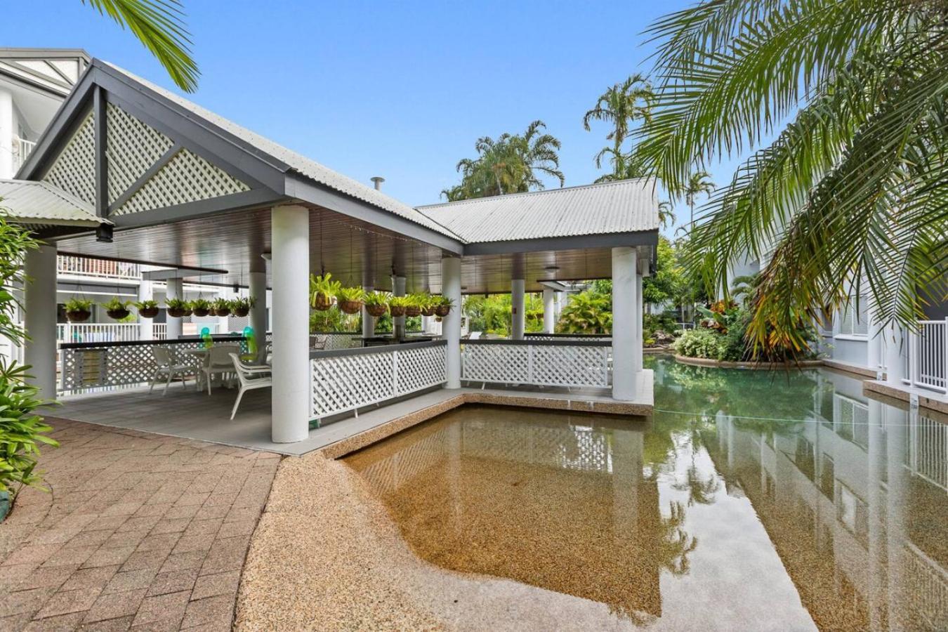 Tropical Bliss Swim In Swim Out Apartment